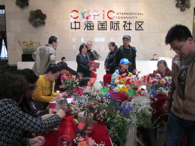 青岛皇冠体育国际社区插花DIY运动芳香来袭